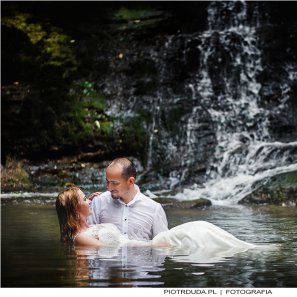 sesja plenerowa ślubna wodospad